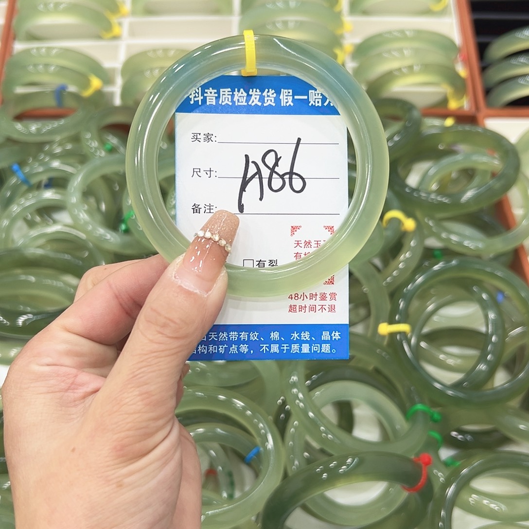 芝****蛇纹石玉未镶嵌手镯
