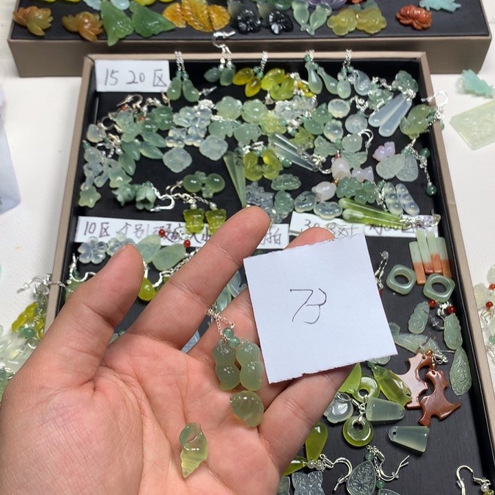 为***居蛇纹石玉合金耳钉