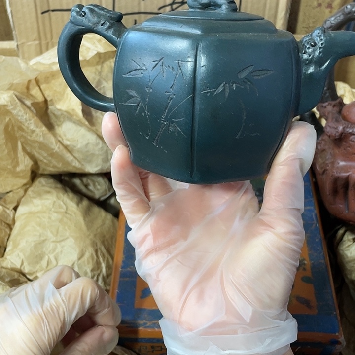 紫砂茶壶原矿泥料，纯手工制作的一把紫砂壶。