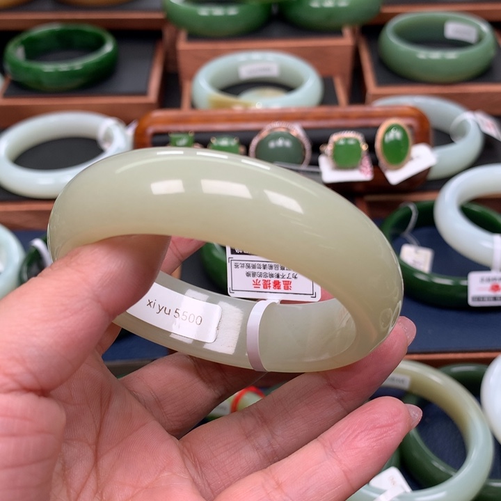 和田玉未镶嵌手镯坚**莓