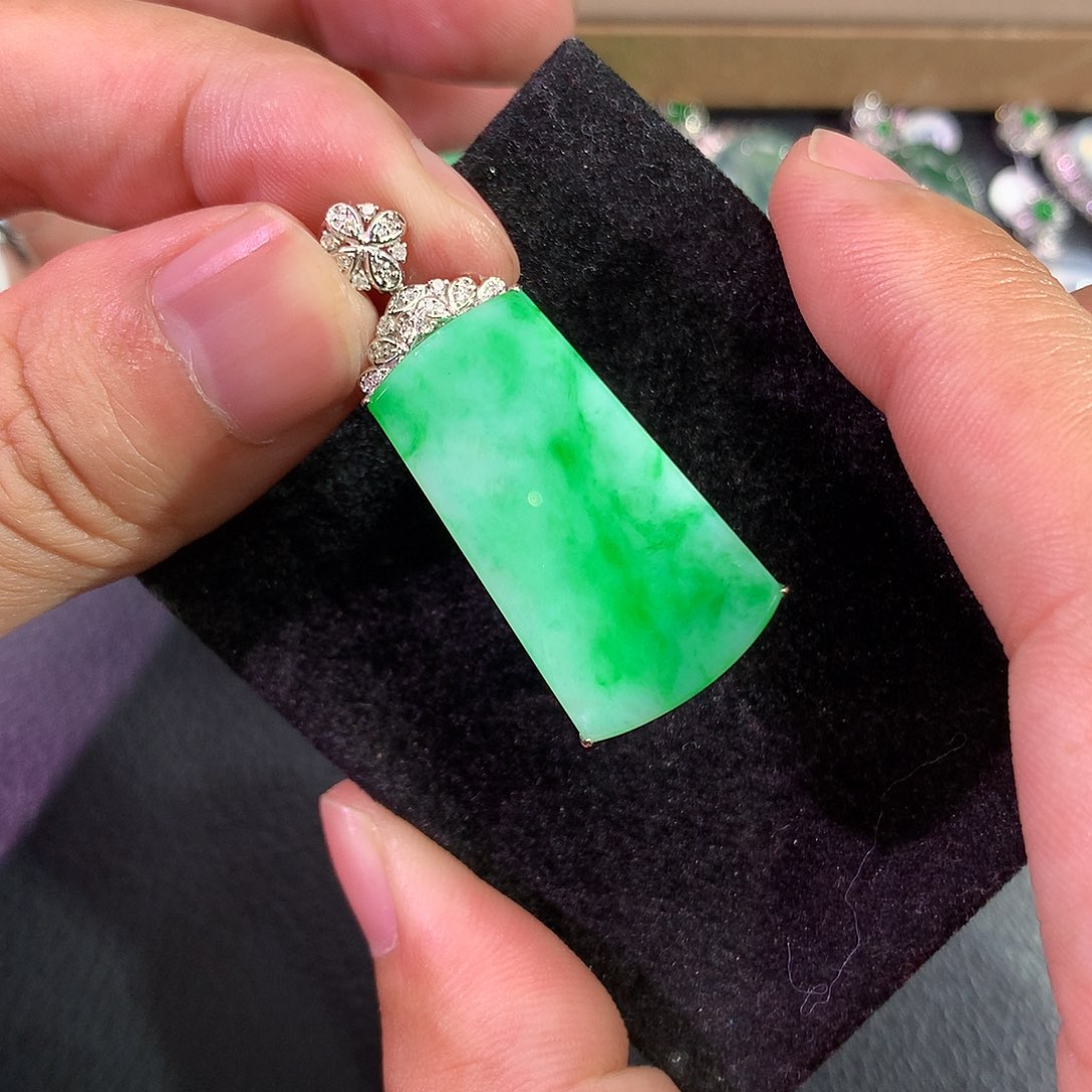 翡翠吊坠(赠链)18K金镶嵌