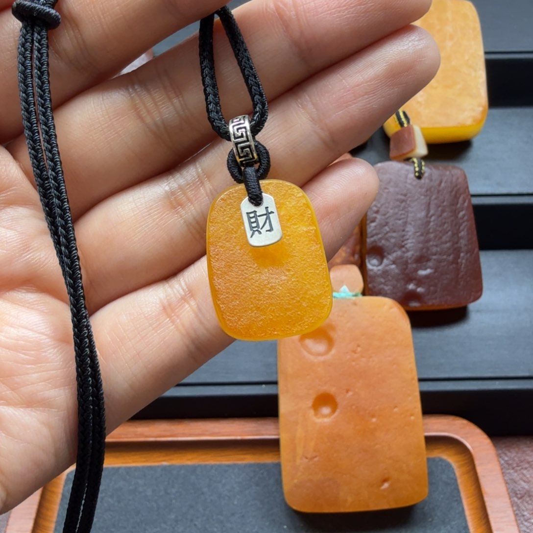 琥珀吊坠(赠链)未镶嵌