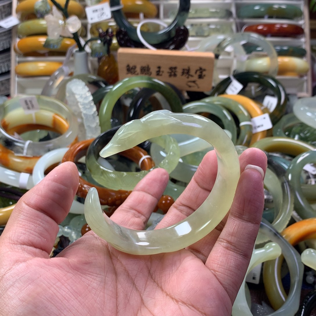 蛇纹石玉手镯未镶嵌A*