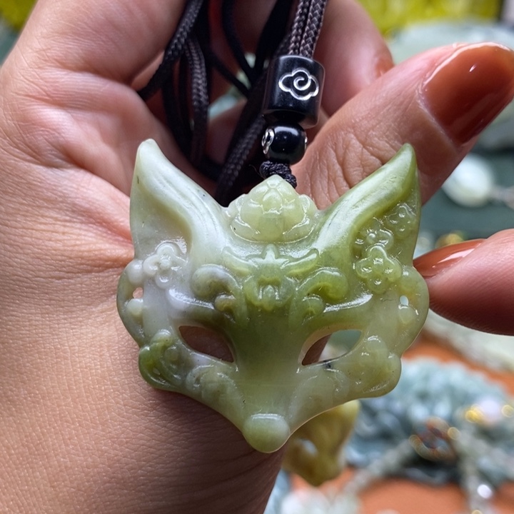 蛇纹石玉未镶嵌颈饰