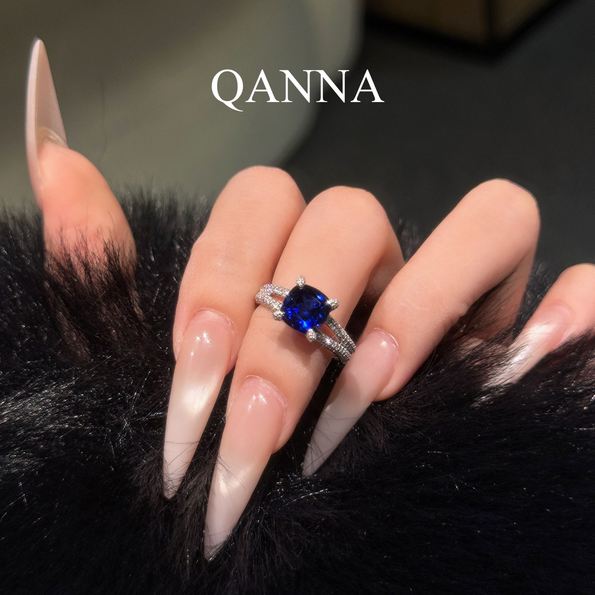 QANNA【蓝色妖姬】【蓝色大方形】豪镶戒臂设计款时尚双排钻石戒指BV