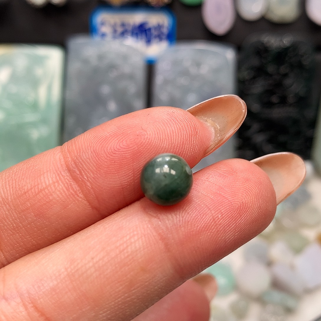 翡翠未镶嵌颈饰单珠