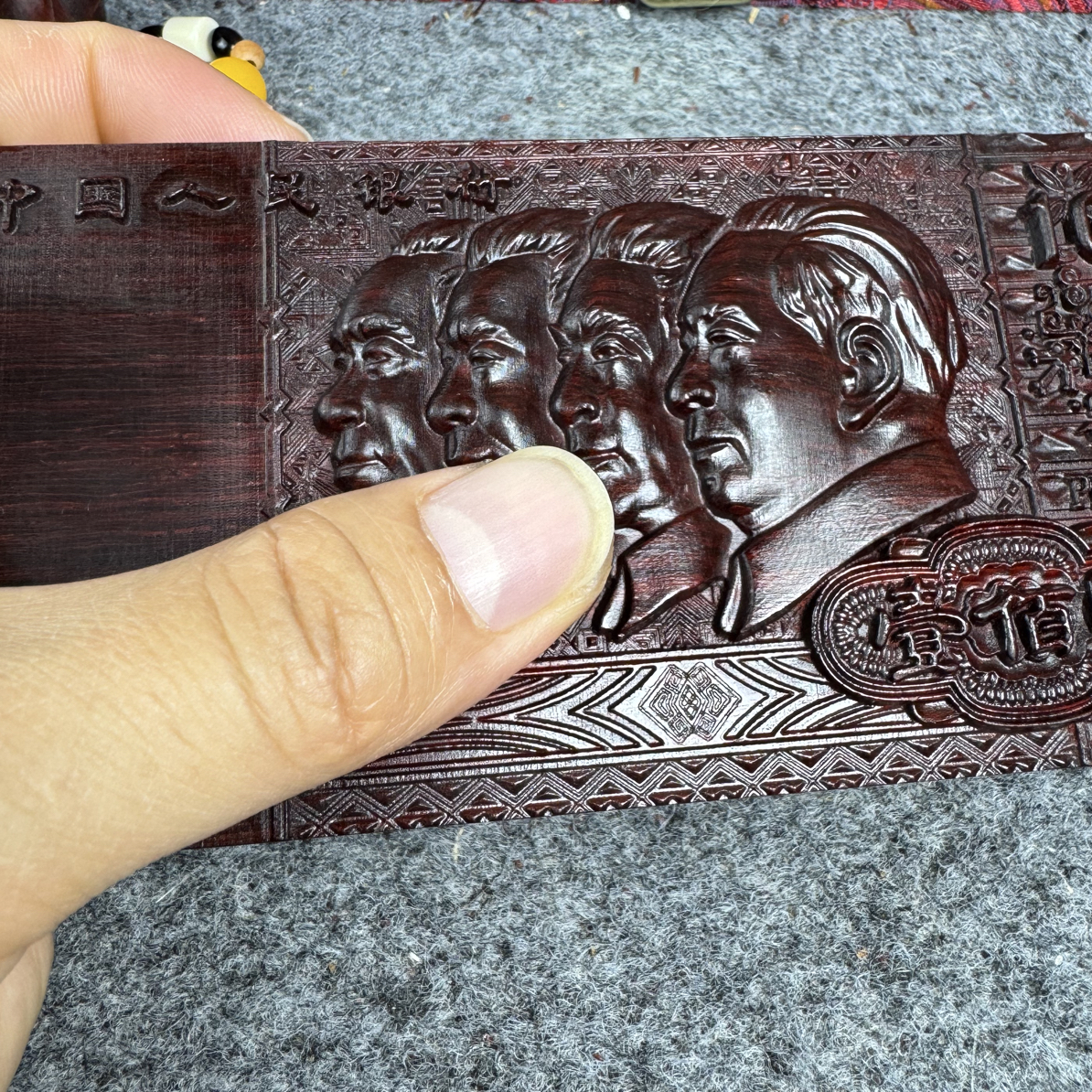 特厚18mm精雕 旧版4人物 紫檀木雕刻手工艺 配支架