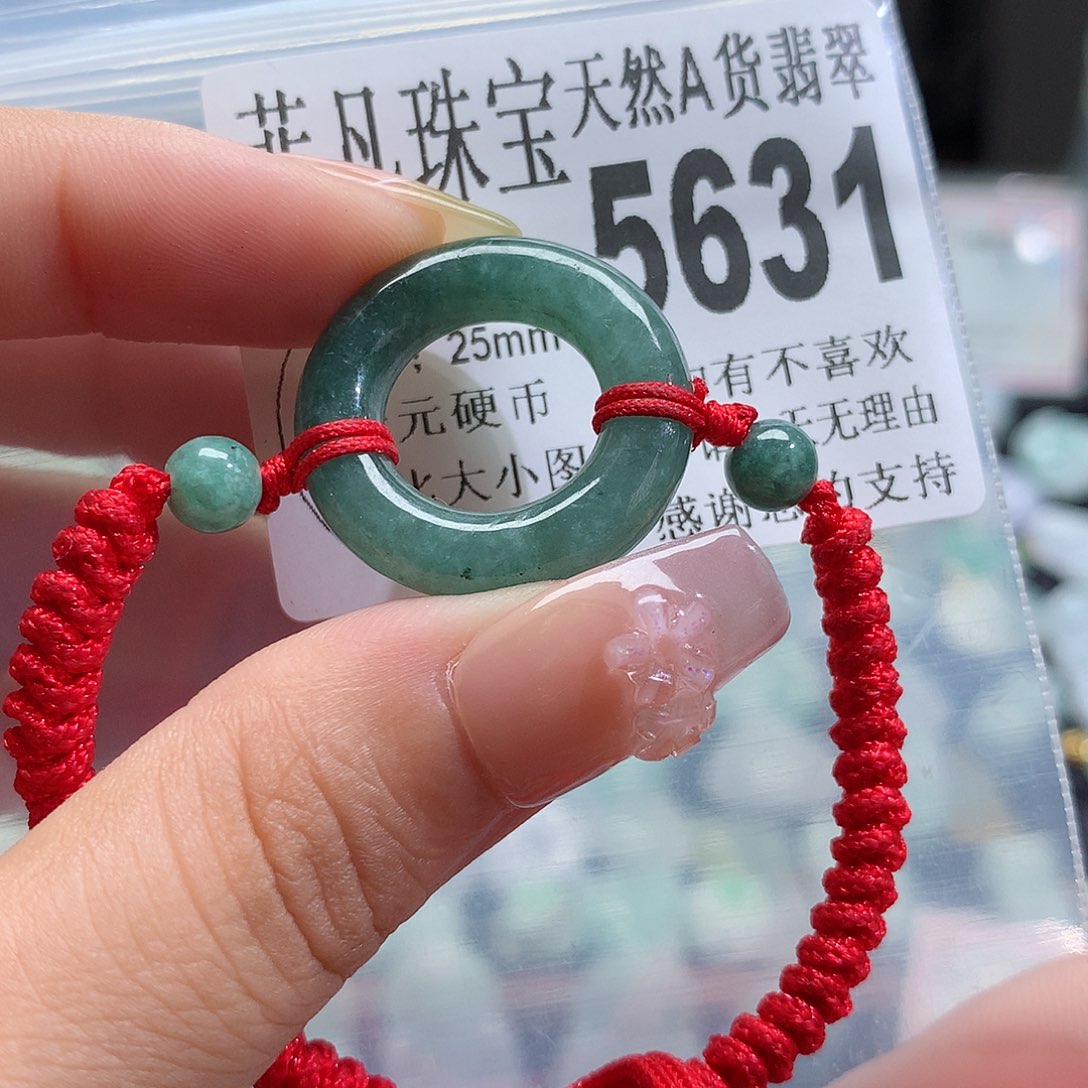 翡翠未镶嵌颈饰，