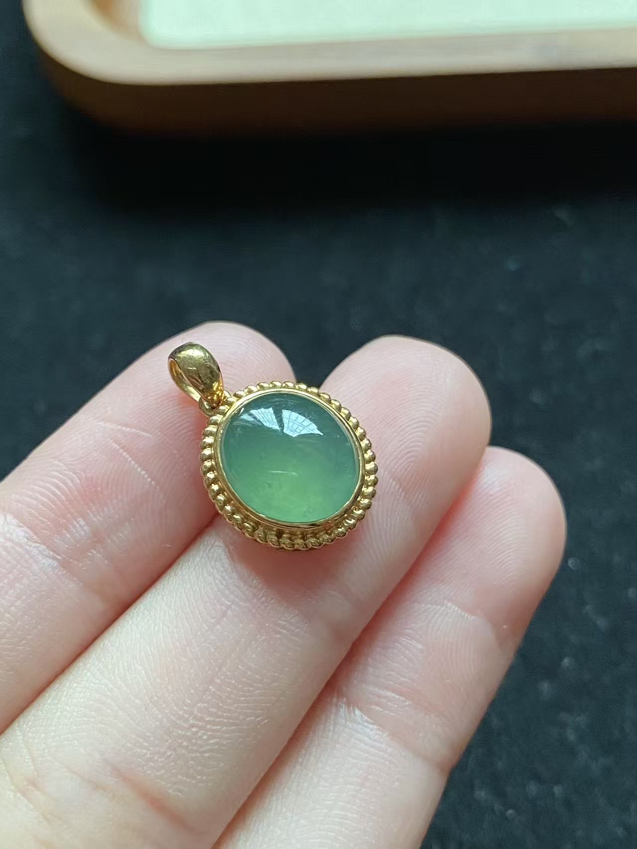 翡翠蛋面18K镶嵌精美冰绿简约百搭锁骨链整体尺寸18.2-11.7-5.8MM