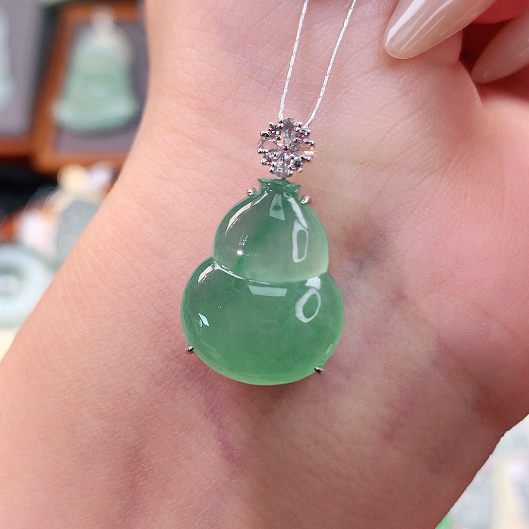 翡翠18K金镶嵌颈饰葫芦