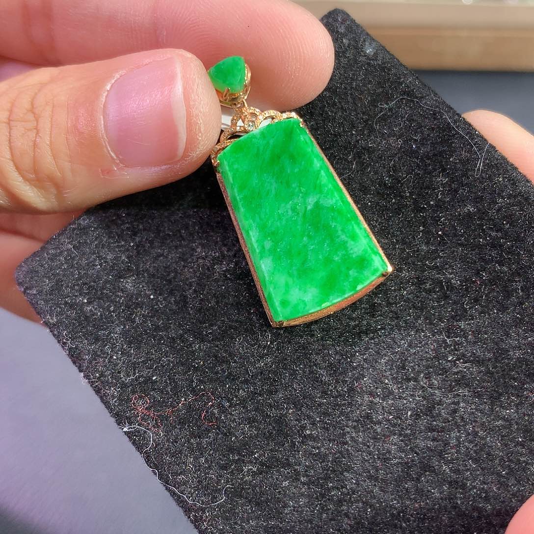 翡翠吊坠(赠链)18K金镶嵌