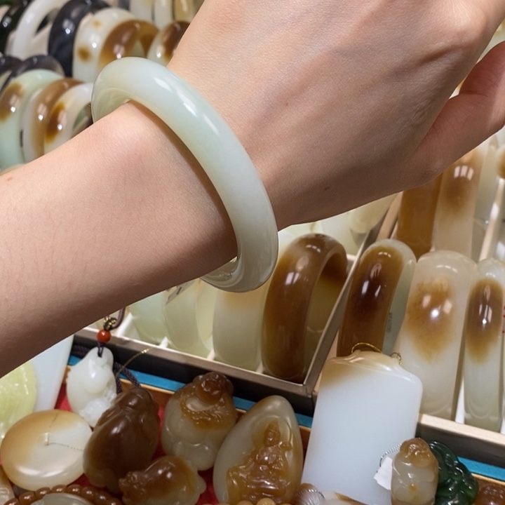 未镶嵌手镯和田玉