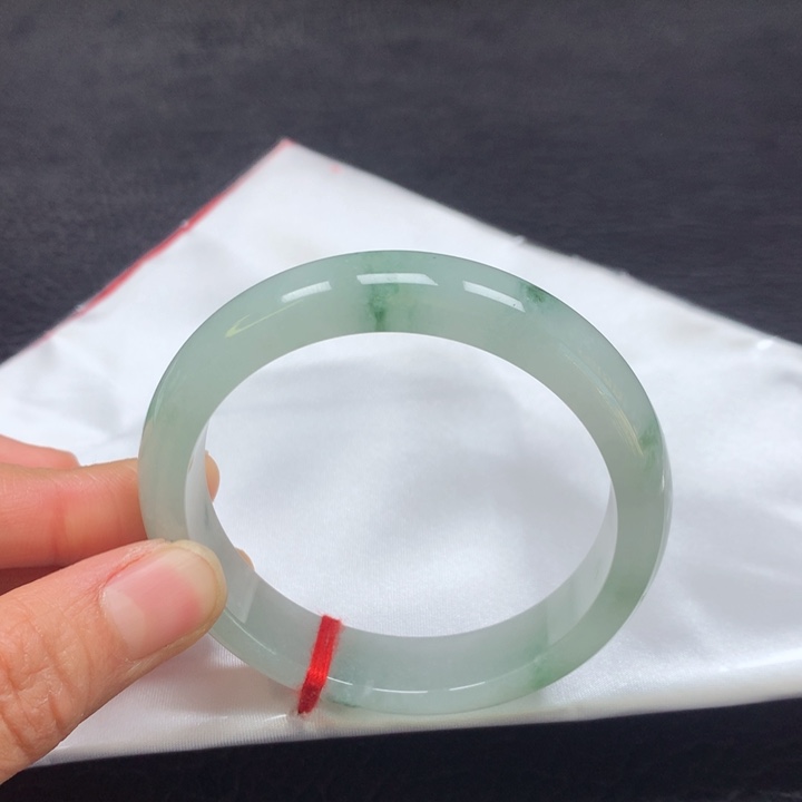 翡翠手镯未镶嵌55圈