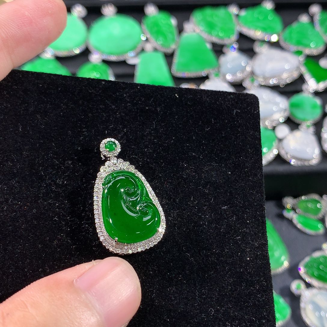 翡翠18K金镶嵌颈饰