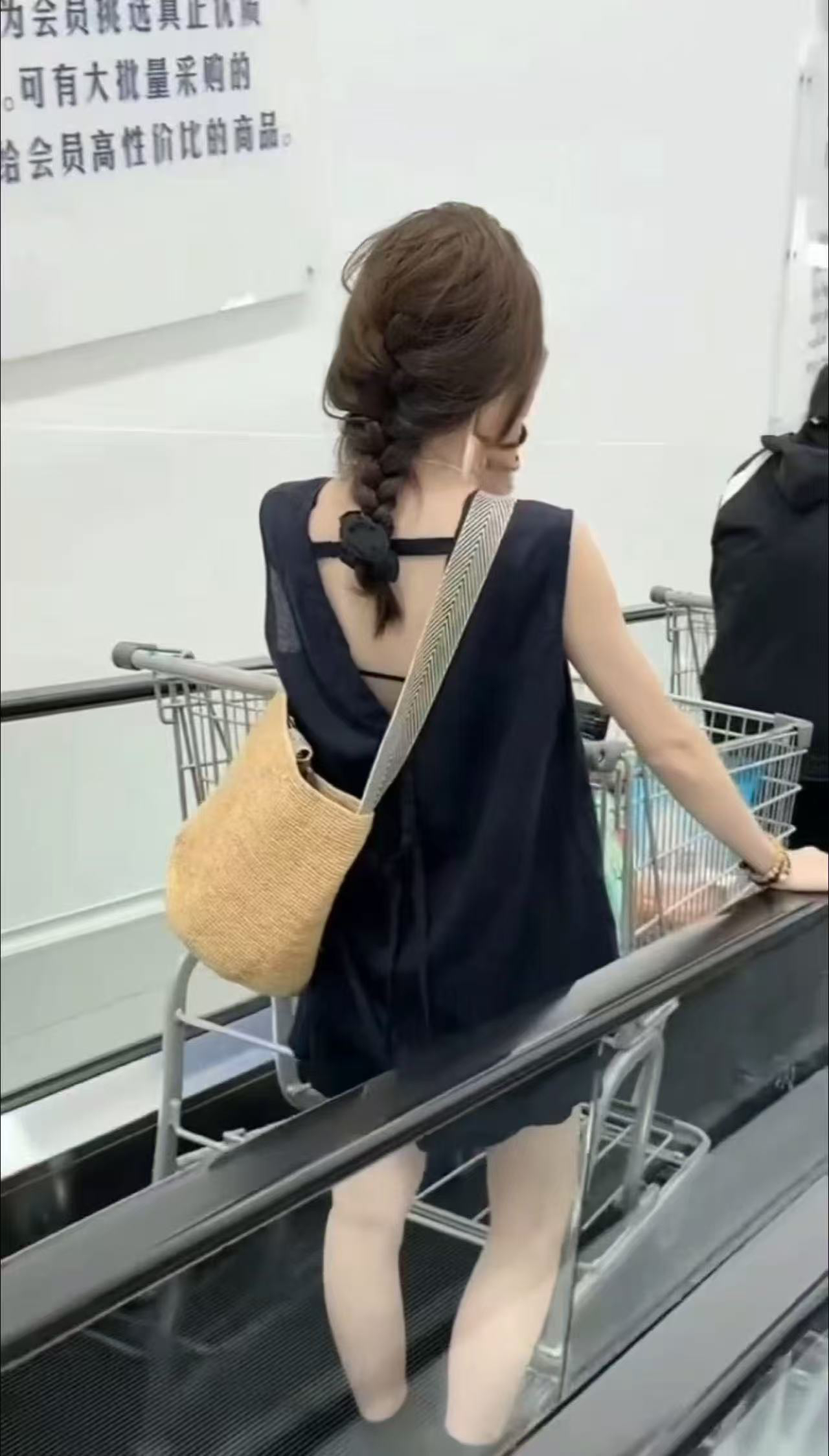 211夏季韩系黑色休闲设计感露背上衣搭配休闲短裤套装无袖显瘦