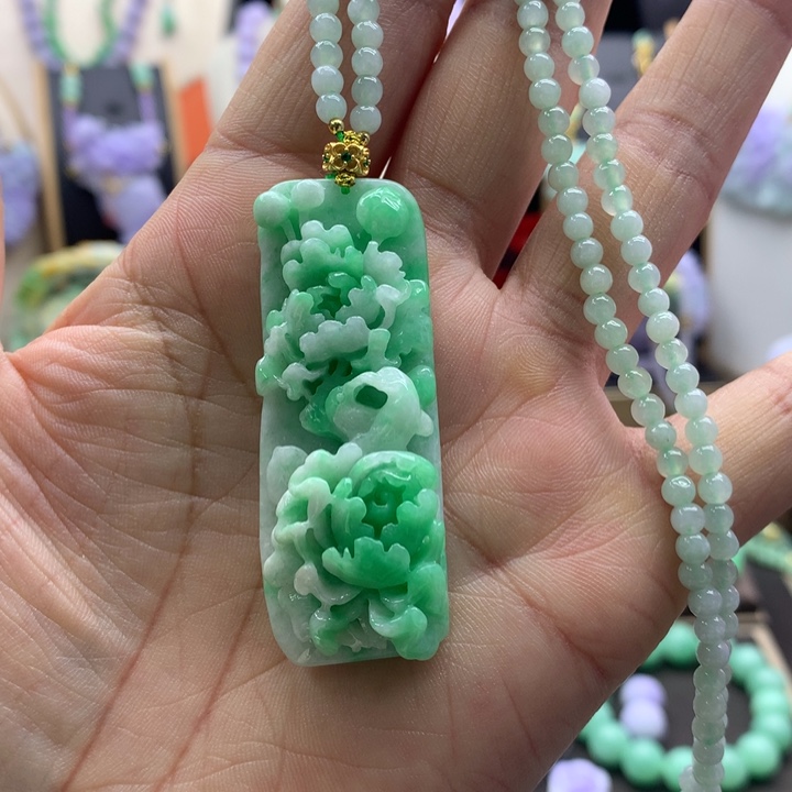 翡翠吊坠(赠链)未镶嵌