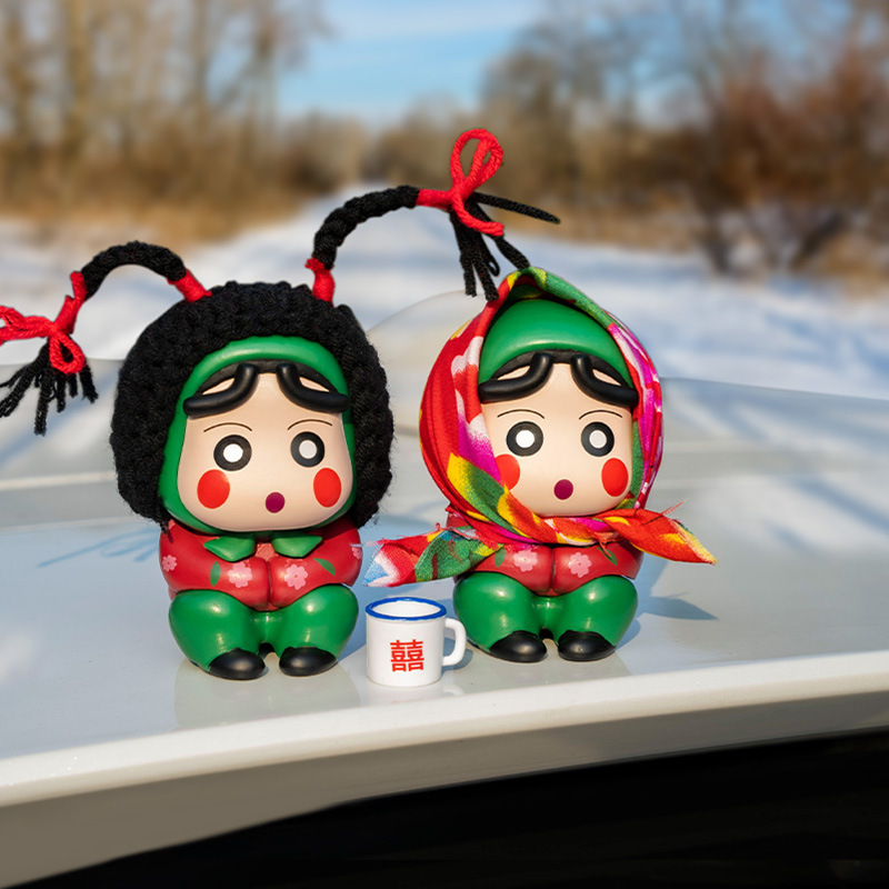 汽车摆件翠花村花蜡笔小新创意车载网红装饰电动汽车搞怪公仔挂件