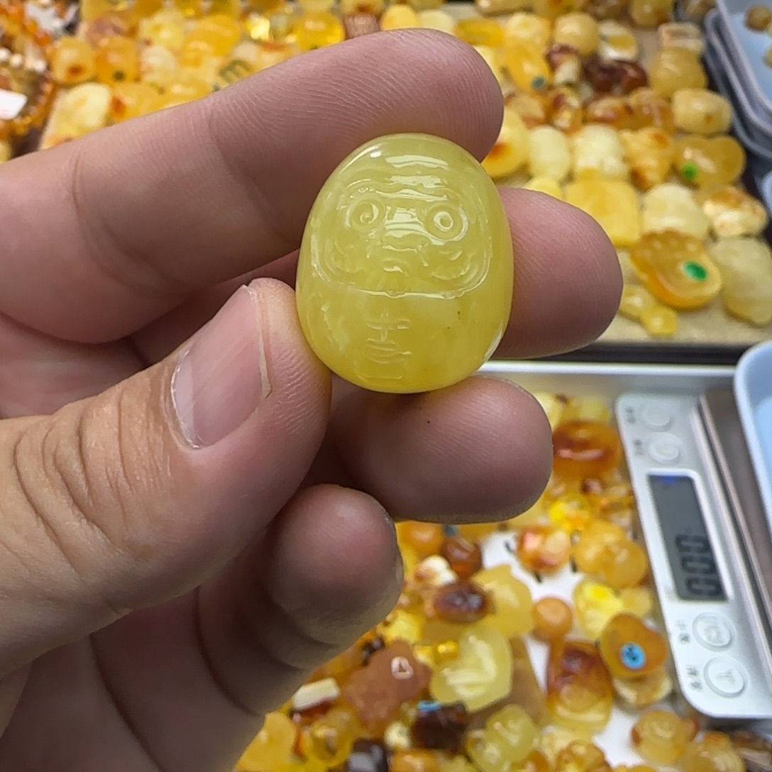 琥珀未镶嵌裸石5.68克有瑕24×20