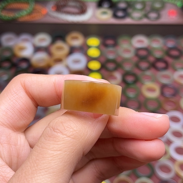 和田玉戒指未镶嵌17.5 一口红糖 无鉴赏