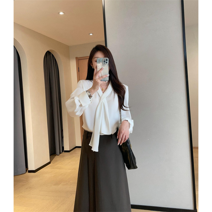 1 优雅轻奢缎面质感飘带设计垂坠丝滑V领长袖衬衫