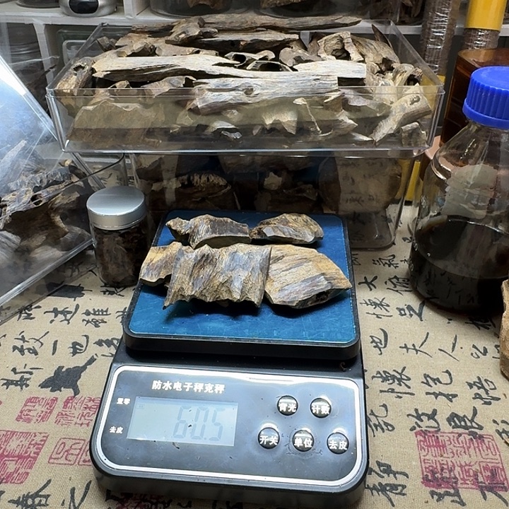 橘***晶绿奇楠乌身汝湖块料60.5克