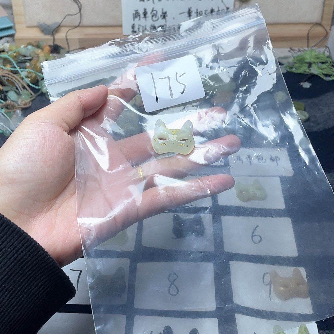 蛇纹石玉颈饰未镶嵌猫*