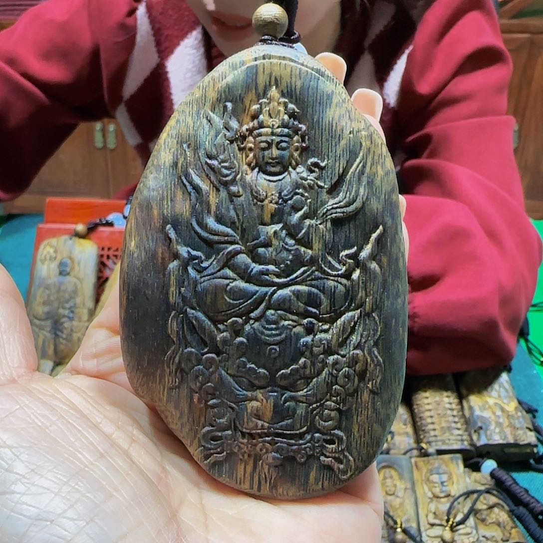 沉香吊坠海南白奇糖结老料雕刻文殊菩萨带绳43.9克