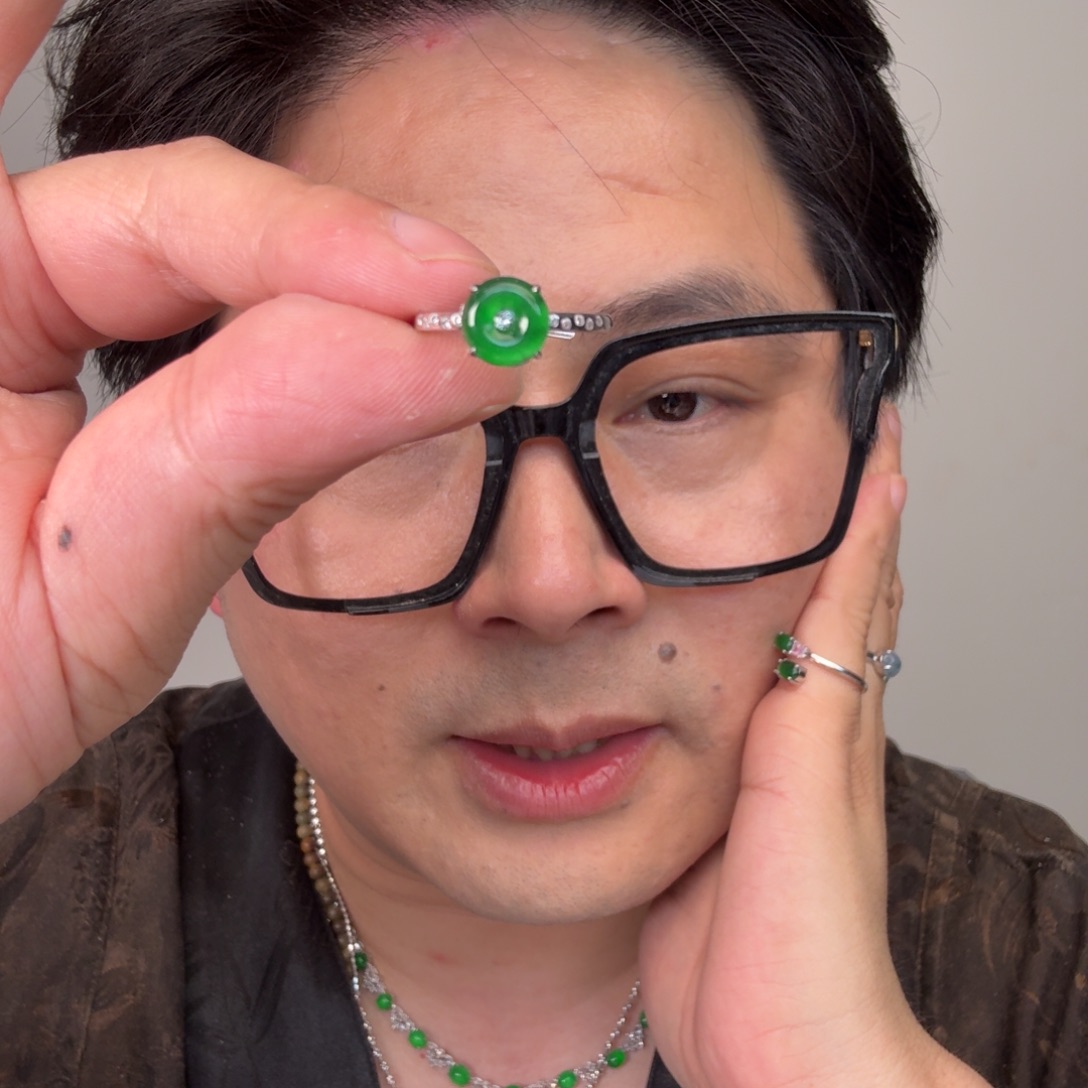 翡翠未镶嵌颈饰一件