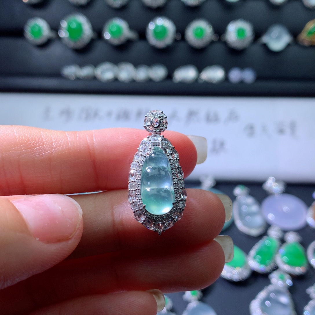 颈饰18K金镶嵌翡翠伴钻