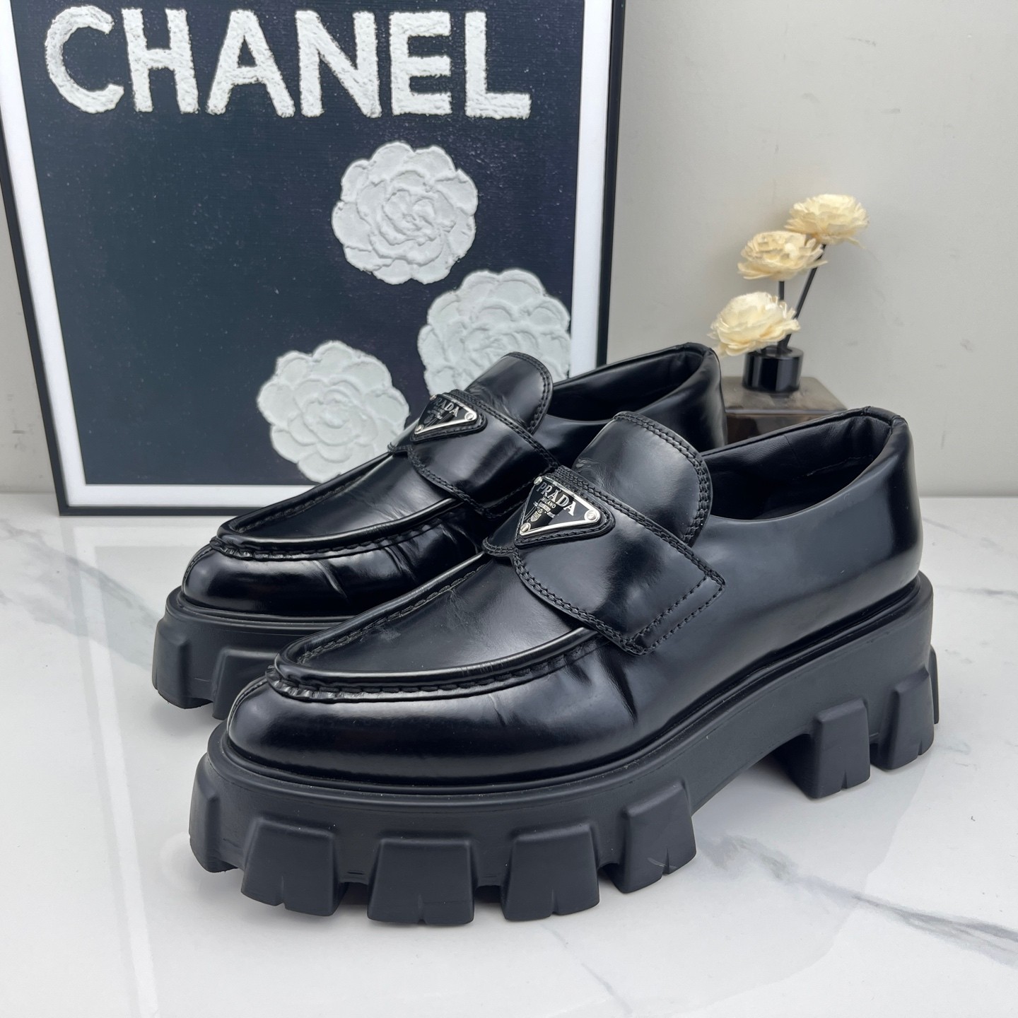 95新 Prada/普拉达 尖头三角标乐福鞋 35.5码/jm01765