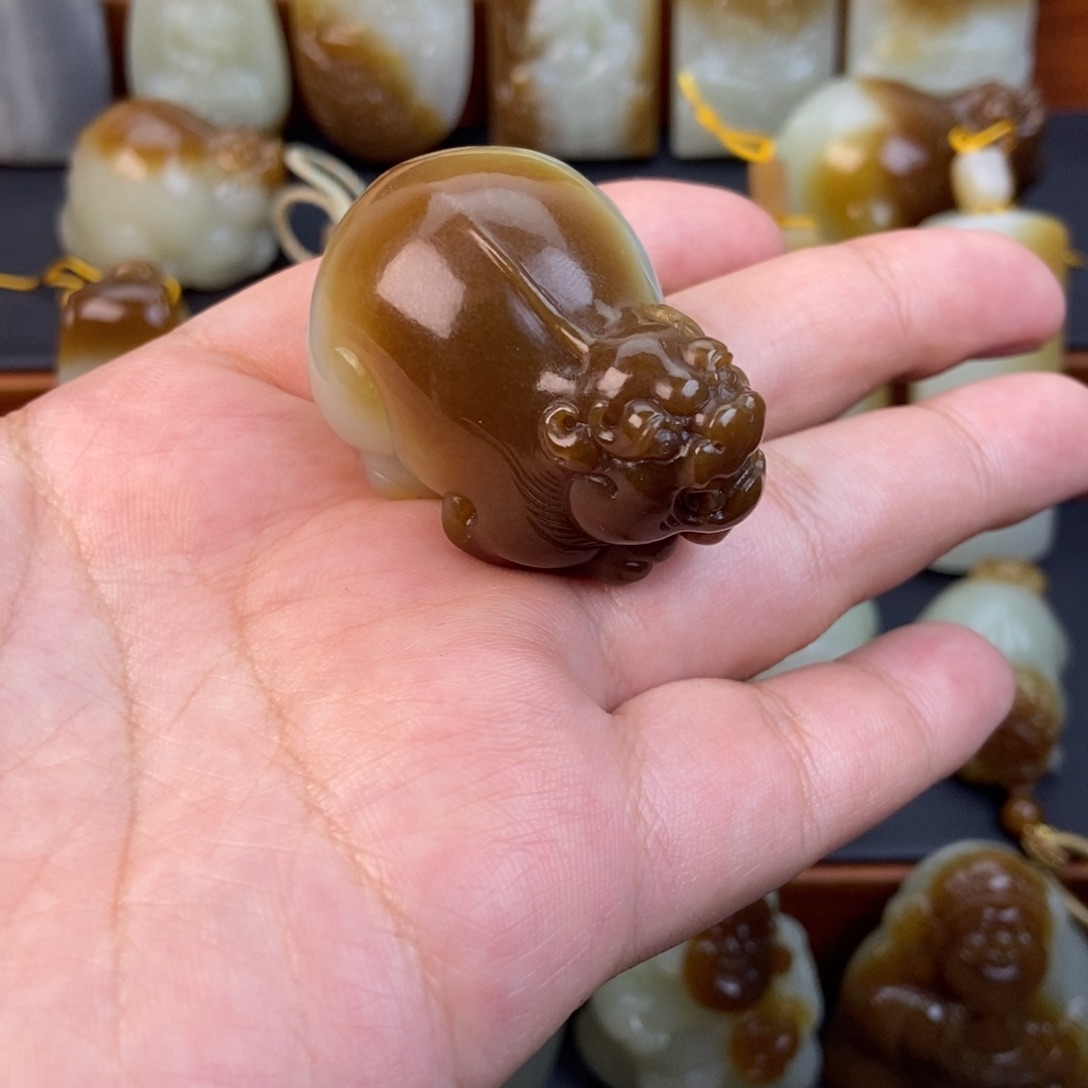 颈饰未镶嵌和田玉（糖玉）雪**狐