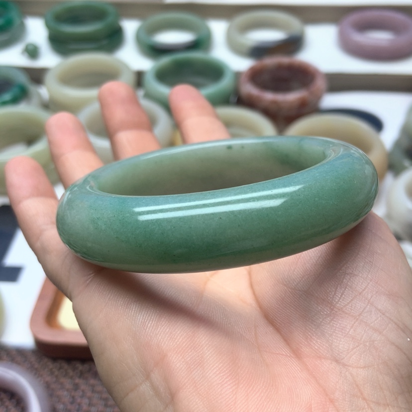 【闪购商品】石英质玉手镯未镶嵌吉**宝