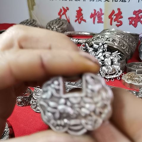 足银玻璃非遗双鱼如意头银锁