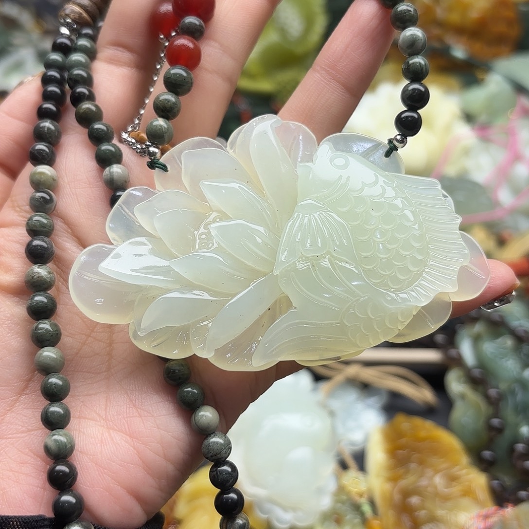 蛇纹石玉未镶嵌颈饰