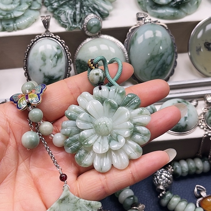 透闪石-蛇纹石玉颈饰未镶嵌