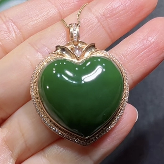 和田玉俄料碧玉老料菠菜绿爱心吊坠18K金镶嵌