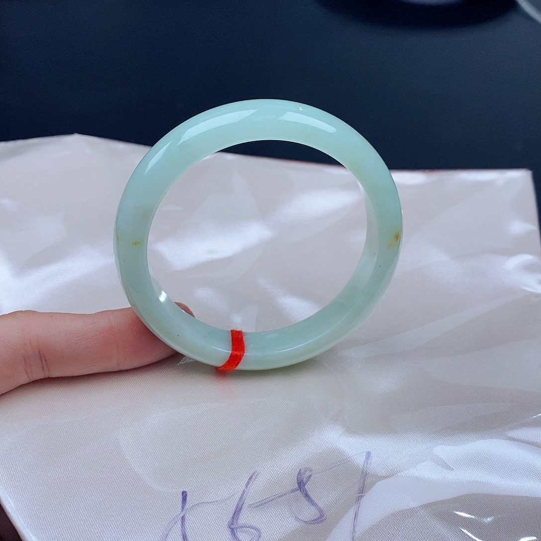 翡翠手镯未镶嵌翡翠