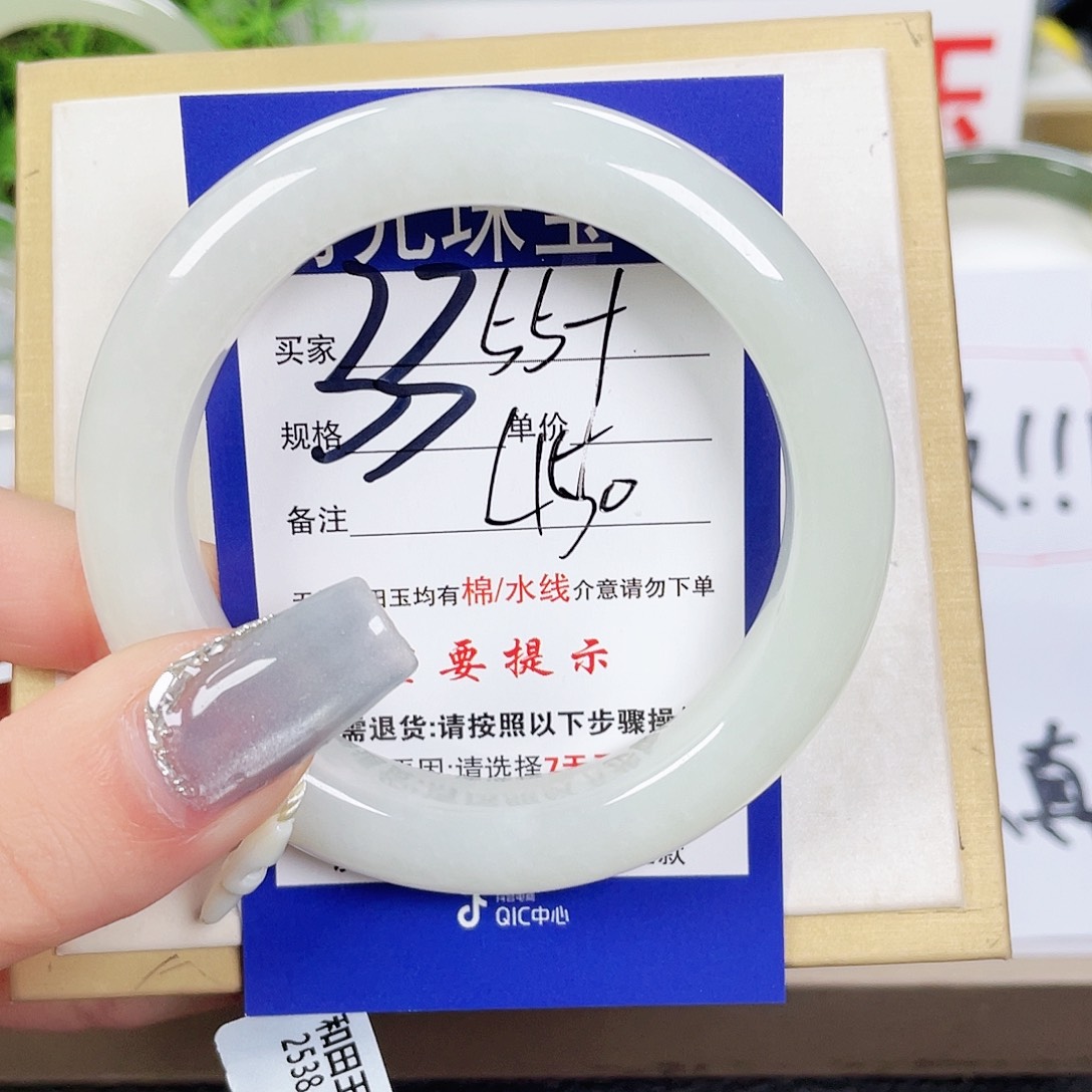 和田玉手镯未镶嵌