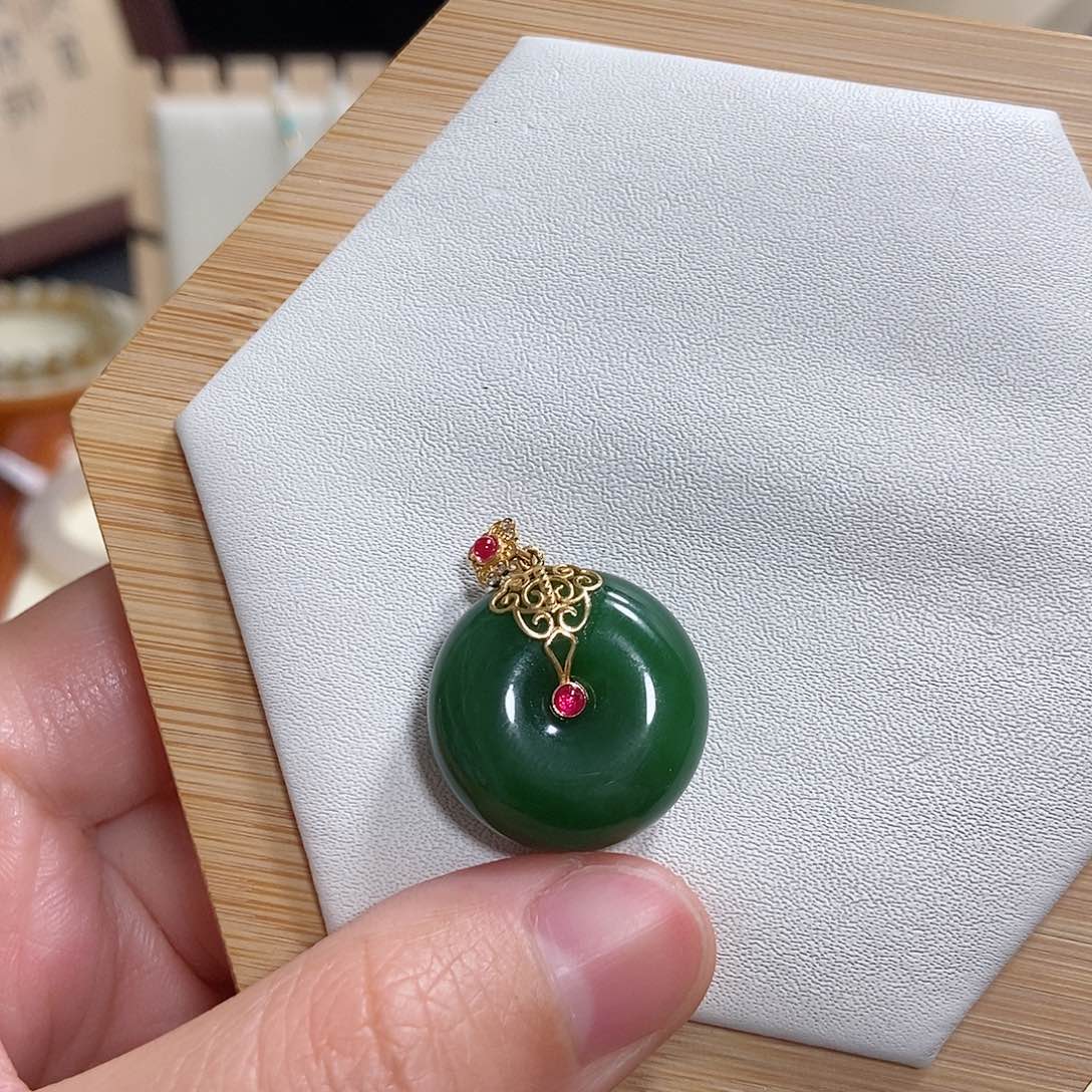 和田玉吊坠(赠链)18K金镶嵌