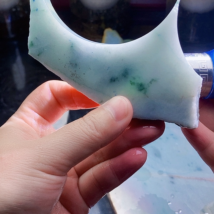 翡翠未镶嵌颈饰毛料13