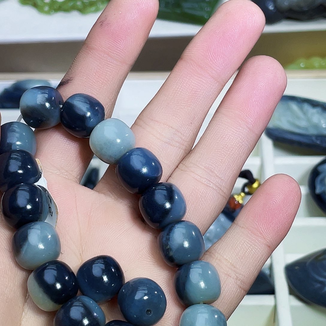 颈饰未镶嵌和田玉米**宝