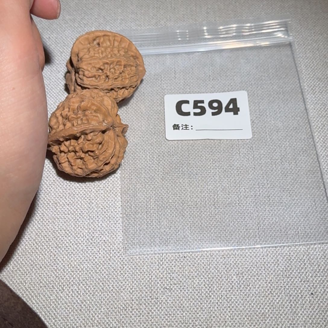 文玩核桃吊坠梨木台594
