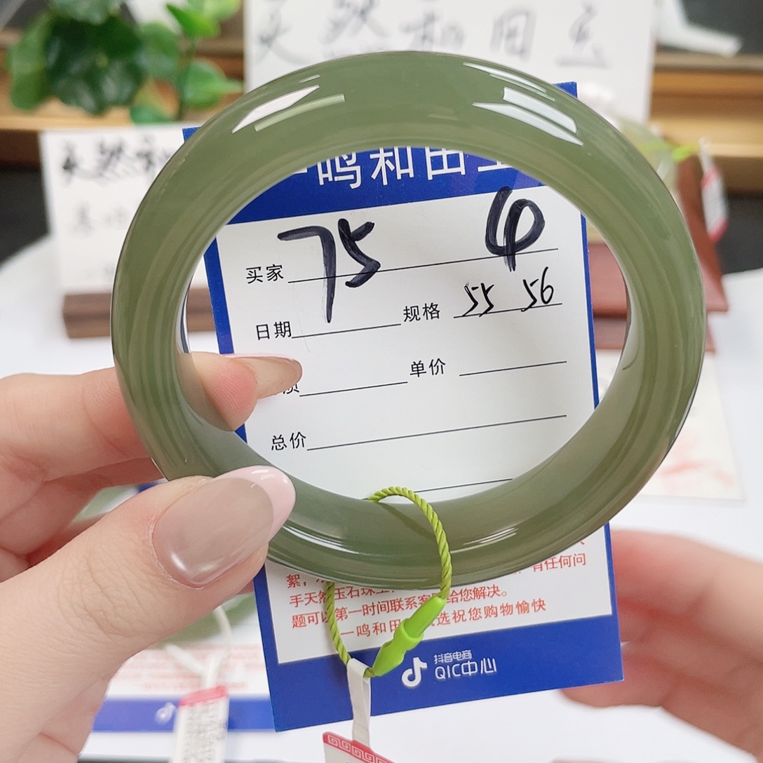 和田玉未镶嵌手镯