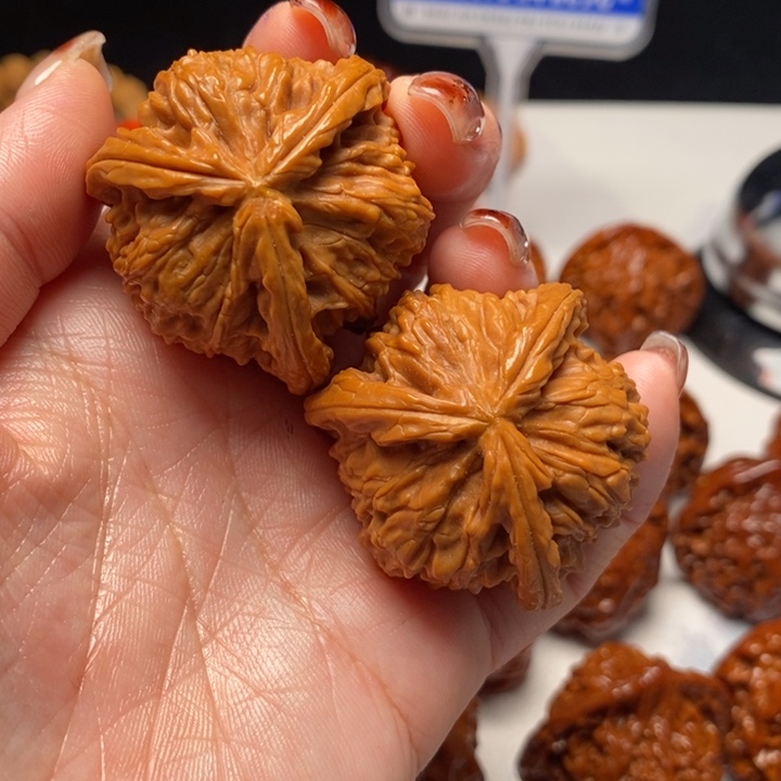 吊坠文玩核桃39白狮子正奔