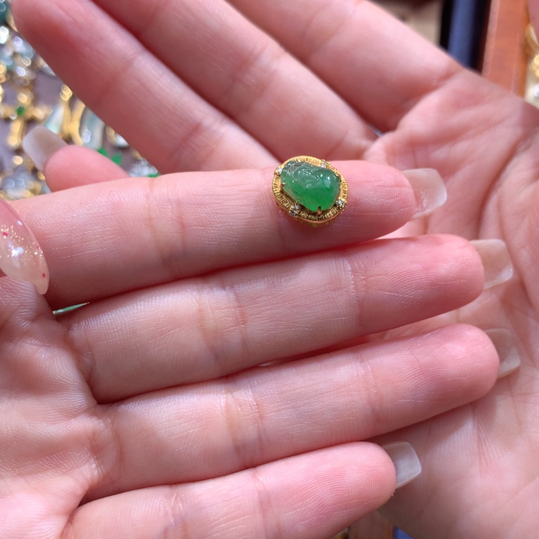 大****翡翠18K金镶嵌颈饰翡翠