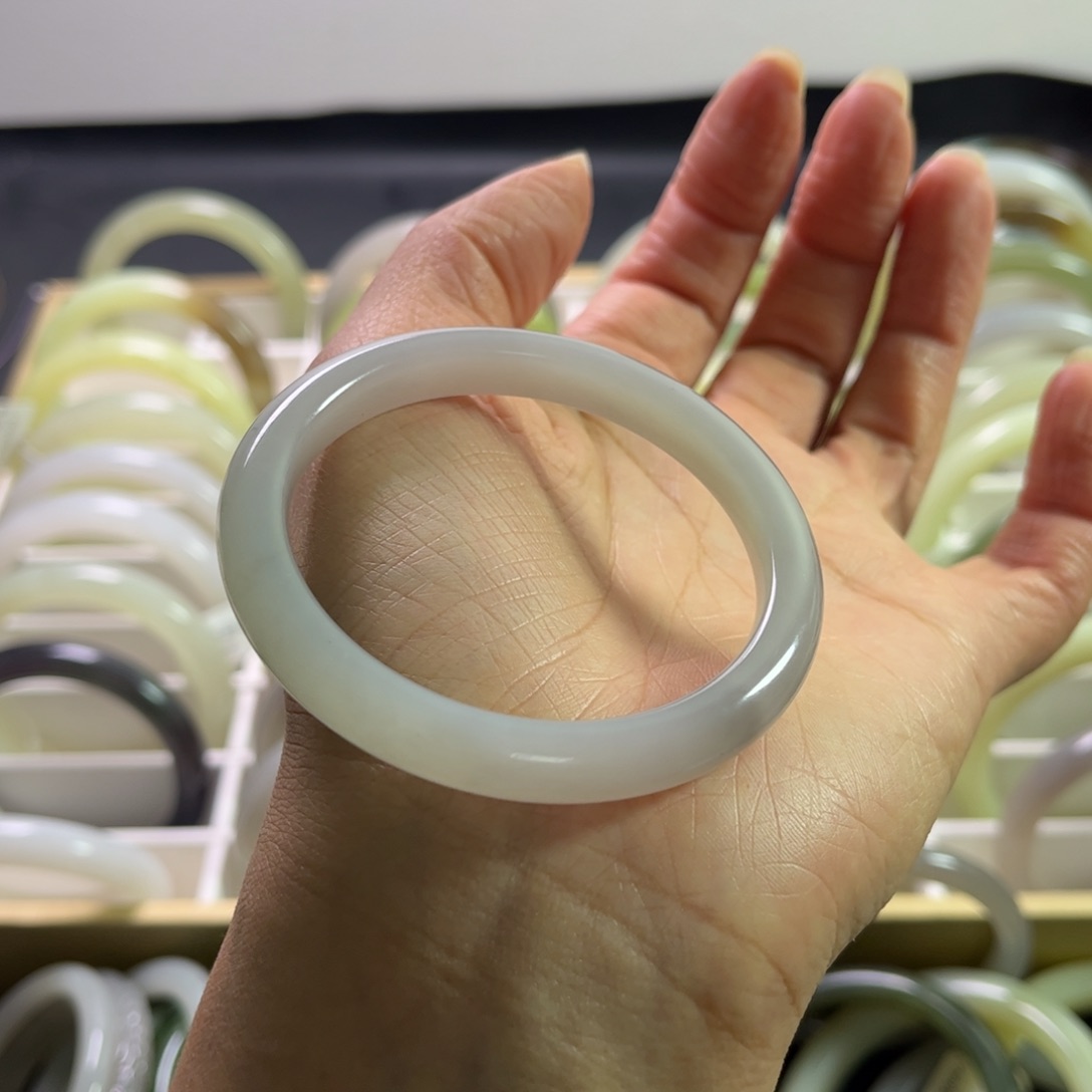 和田玉手镯52圈口未镶嵌