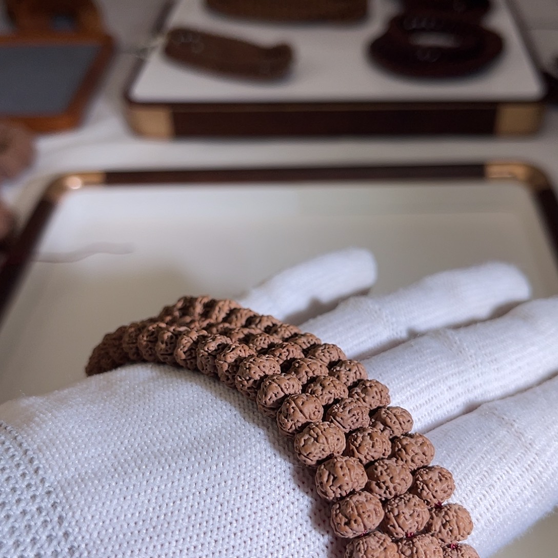 吊坠金刚菩提 地表平细108尺8。 106