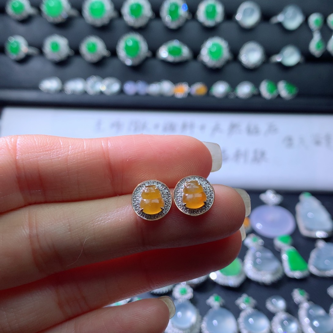 18K金镶嵌翡翠耳饰伴钻