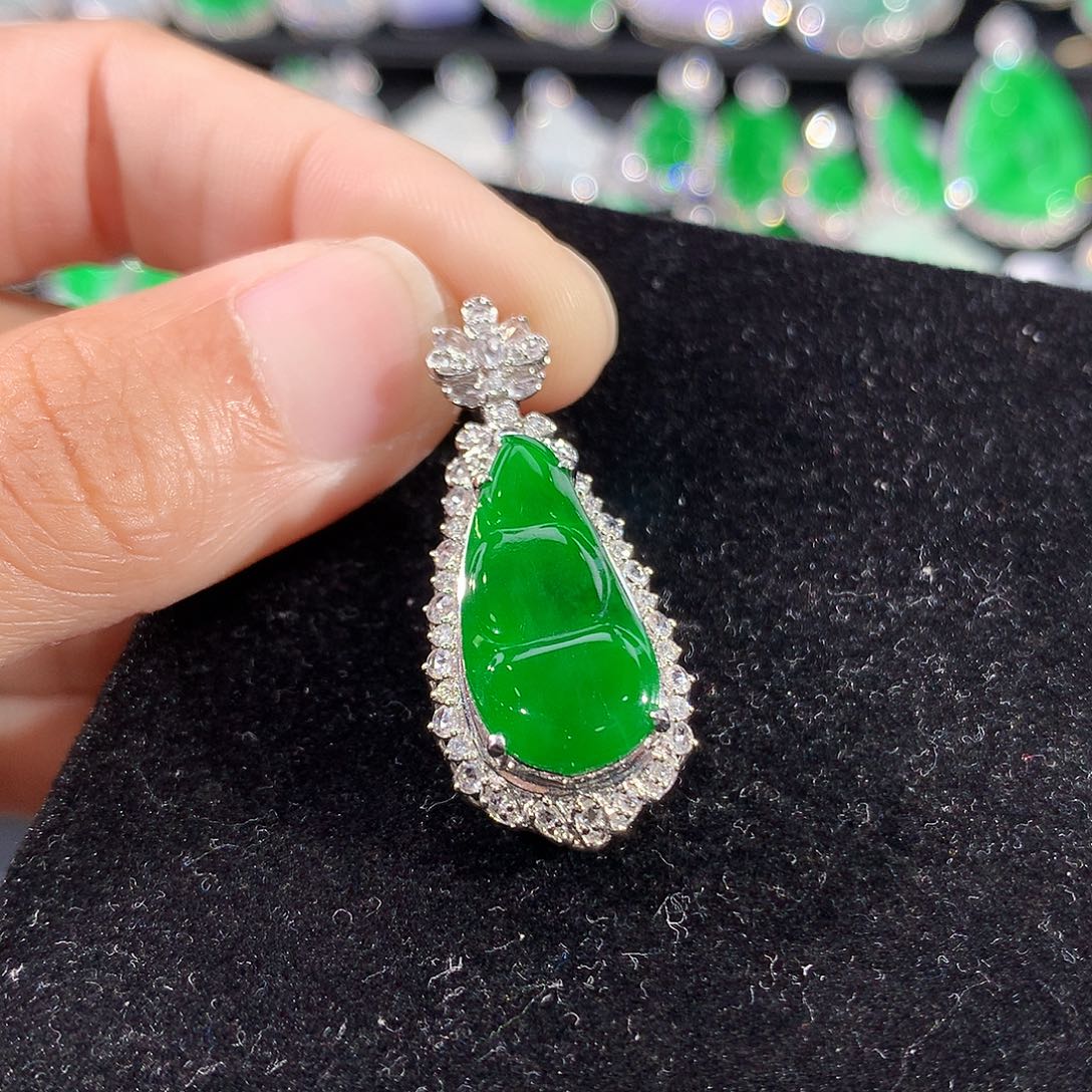 翡翠18K金镶嵌颈饰