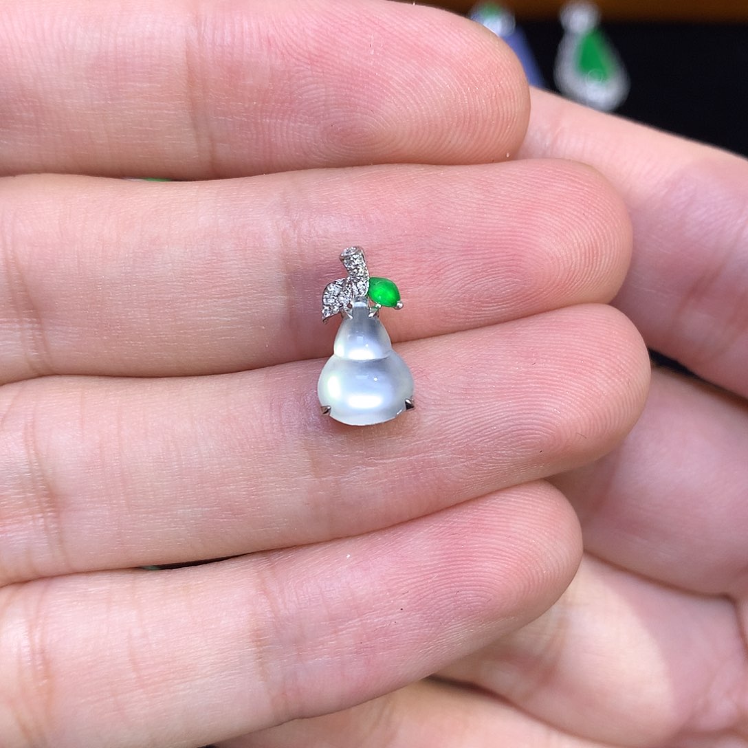 翡翠18K金镶嵌吊坠(不含链)白冰葫芦